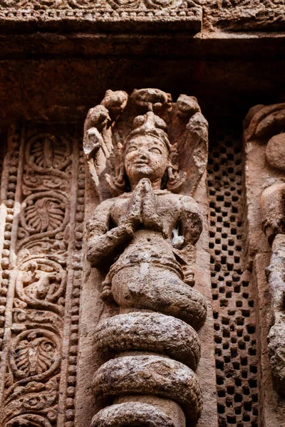 Tiro Vertical Uma Estátua Antiga Templo Angkor Wat Camboja — Fotografia de Stock