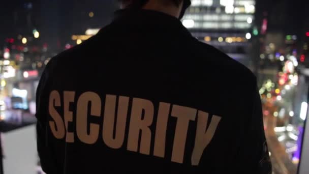 Een Beveiliger Met Het Uniform Een Stadsachtergrond — Stockvideo