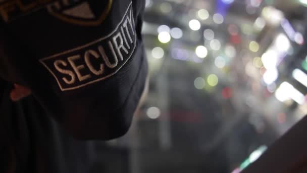 Bulanık Bir Arkaplanda Güvenlik Görevlisinin Üniformasının Bir Parçası — Stok video