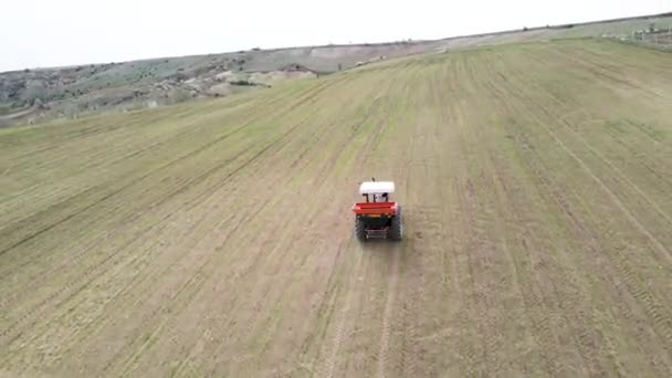 Eine Luftaufnahme Einer Düngemittelmaschine Auf Offenen Feldern — Stockvideo