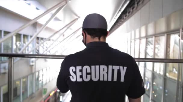 Agent Sécurité Avec Uniforme Sur Backgroun Bâtiment — Video