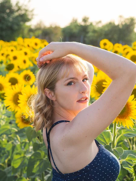 Ritratto Una Attraente Donna Spagnola Posa Nel Campo Girasole — Foto Stock