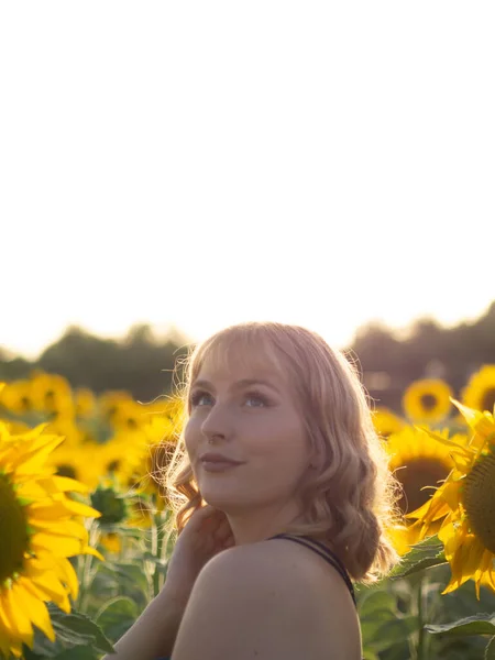 Een Portret Van Een Droomende Spaanse Blonde Dame Poserend Achtergrond — Stockfoto