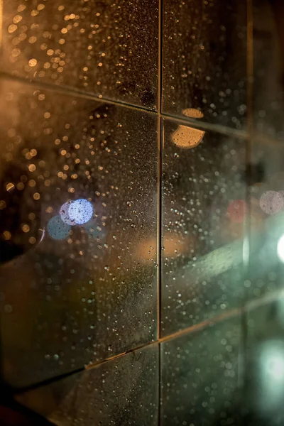 窗外俯瞰城市的垂直的雨滴照片 — 图库照片