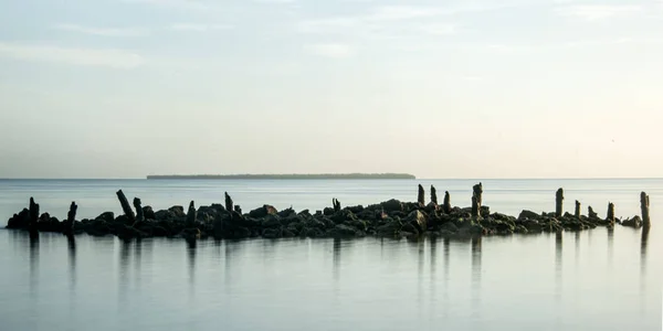 Silhouette Des Vestiges Une Ancienne Jetée Mer — Photo