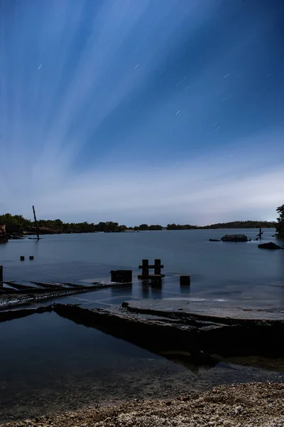 Tiro Vertical Uma Baía Cênica Sob Céu Noturno Brilhante — Fotografia de Stock