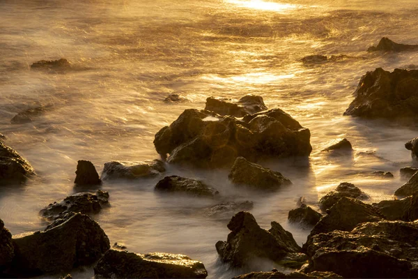 Uma Longa Exposição Tiro Mar Com Grandes Rochas Costa Entardecer — Fotografia de Stock