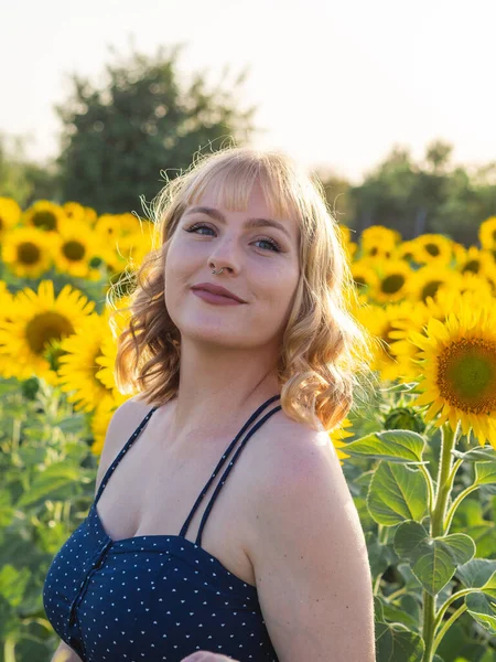 Porträt Einer Lächelnden Kurvigen Blondine Malerischen Sonnenblumenfeld — Stockfoto