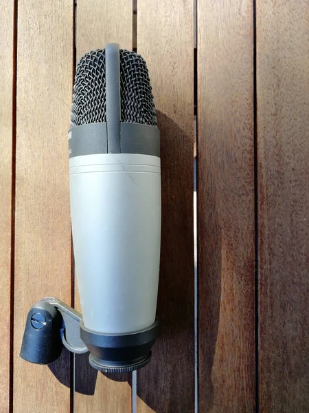 Micrófono Sobre Fondo Madera —  Fotos de Stock