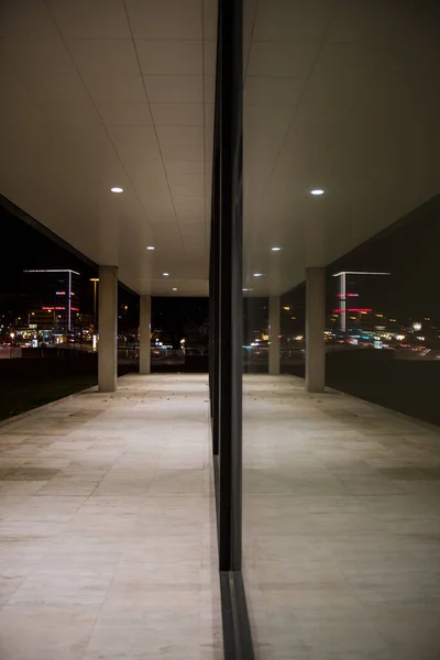 Vertikal Bild Inredningen Modern Byggnad Med Långa Korridorer — Stockfoto