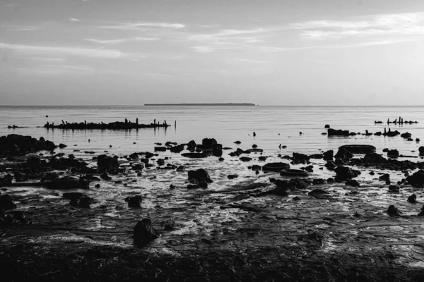 Het Silhouet Van Rotsen Overblijfselen Van Een Oude Steiger Zee — Stockfoto