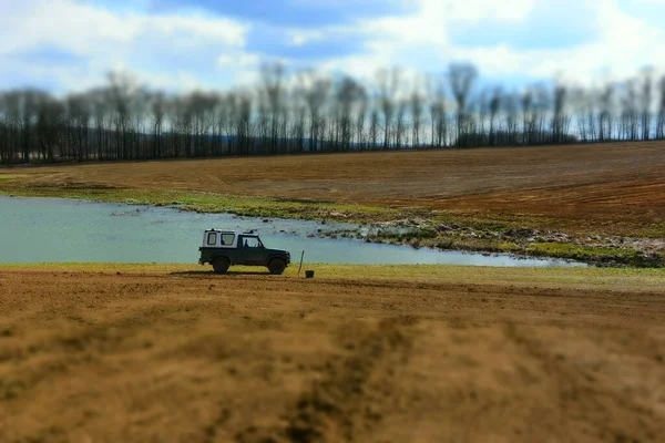 Une Mise Point Sélective Camion Garé Sur Rivage Étang Dans — Photo