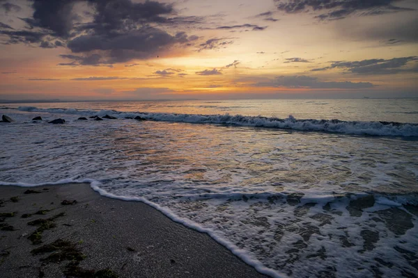 Een Adembenemend Uitzicht Zee Met Stenen Aan Kust Tijdens Oranje — Stockfoto