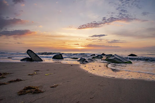 Μια Μαγευτική Θέα Της Θάλασσας Πέτρες Στην Ακτή Κατά Διάρκεια — Φωτογραφία Αρχείου