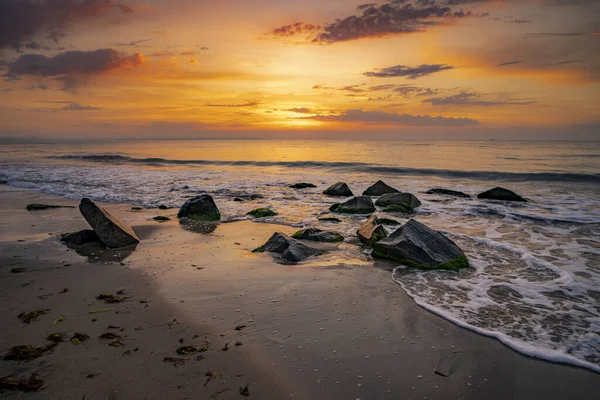 Hisnande Utsikt Över Havet Med Stenar Stranden Den Orange Solnedgången — Stockfoto