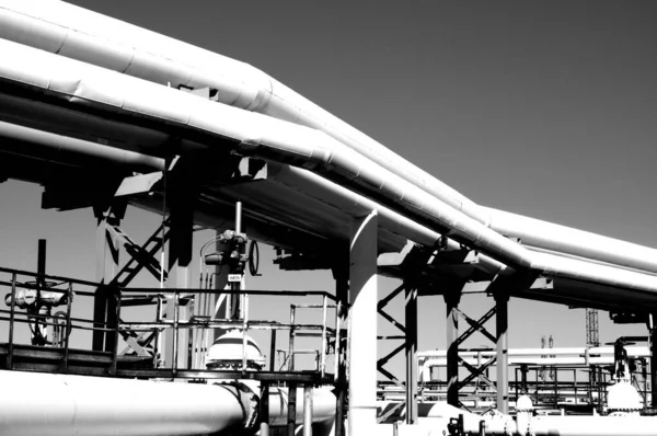 Серый Снимок Промышленного Ландшафта Трубопроводом Большого Диаметра — стоковое фото