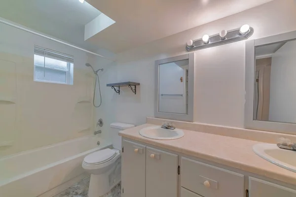Tuvaleti Mobilyası Olan Bir Banyo Modern Minimalist Banyo Içi — Stok fotoğraf