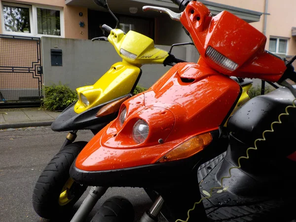 两辆装有雨滴的摩托车的黄红相间的前裙使阴郁的一天显得五彩斑斓 — 图库照片
