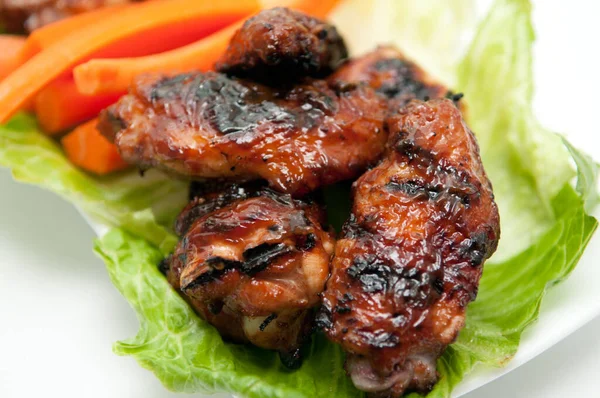 Egy Közelkép Finom Grillezett Húsból Salátával Répaszeletekkel — Stock Fotó