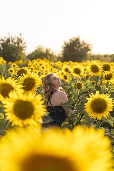 Een Prachtig Uitzicht Een Meisje Poseren Naast Zonnebloemen Groeien Het — Stockfoto