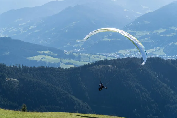 Paraglider Flying Green Valley Austrian Alps — Stock Photo, Image