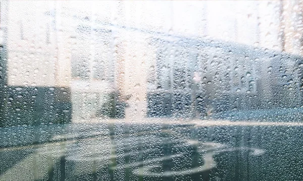 Een Glazen Venster Van Een Stad Gebouw Met Regendruppels Een — Stockfoto