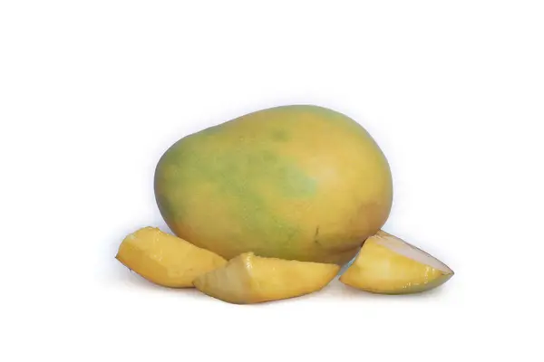 Mango Verde Amarillento Con Tres Trozos Cortados Rodajas —  Fotos de Stock