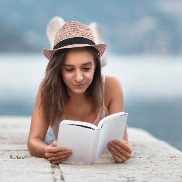 Uma Jovem Caucasiana Lendo Livro Enquanto Descansa Praia — Fotografia de Stock