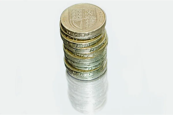 Eine Nahaufnahme Gestapelter Britischer Pfund Münzen Isoliert Auf Weißem Hintergrund — Stockfoto