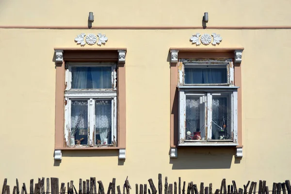 Primer Plano Las Ventanas Una Fachada Una Casa Norte Serbia —  Fotos de Stock