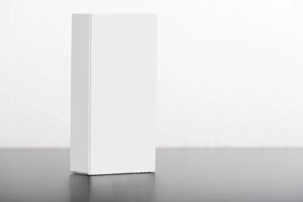Μια Κάθετη Συσκευασία Λευκού Κουτιού Ένα Τραπέζι — Φωτογραφία Αρχείου