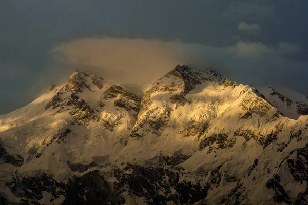 Uma Paisagem Bonita Com Montanhas Nevadas Escala Karakorum Áreas Norte — Fotografia de Stock