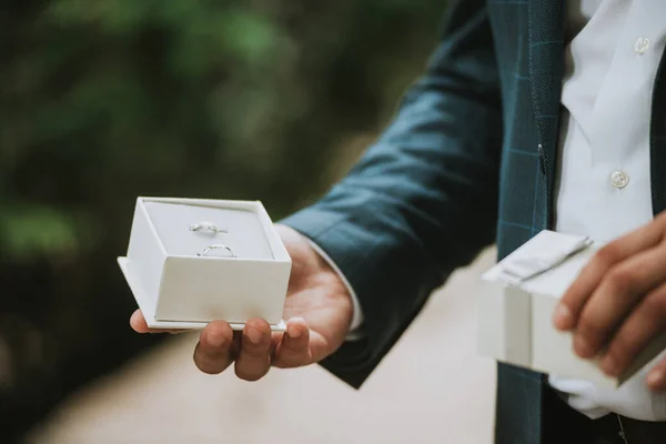 Closeup Shot Groom Hand Holding Symbolizing Wedding Rings Box — Stock Photo, Image