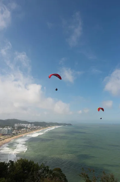 Een Luchtfoto Van Paragliden Boven Zalig Zeewater Morro Careca Balneario — Stockfoto
