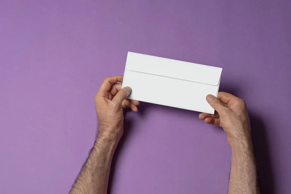 Een Man Met Een Briefpapier Enveloppe — Stockfoto