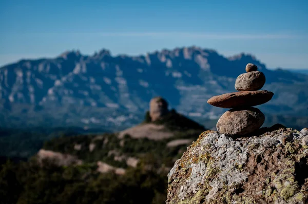 バルセロナのカタルーニャ州モンセラットを背景に山のある小石の山 — ストック写真