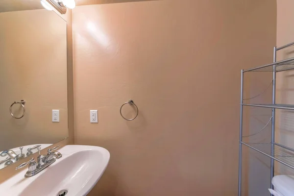 Bej Bir Yarasa Odasında Beyaz Bir Lavabo Ayna — Stok fotoğraf
