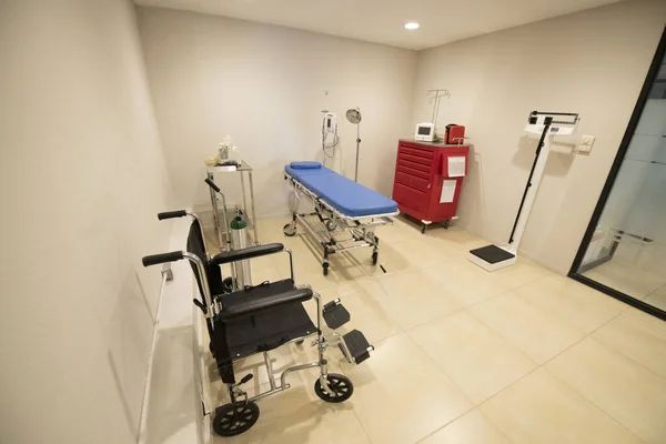 空床医院房间里有医疗设备的空床 — 图库照片