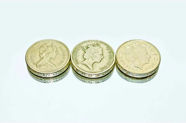三枚背景为白色的英磅硬币的特写 — 图库照片