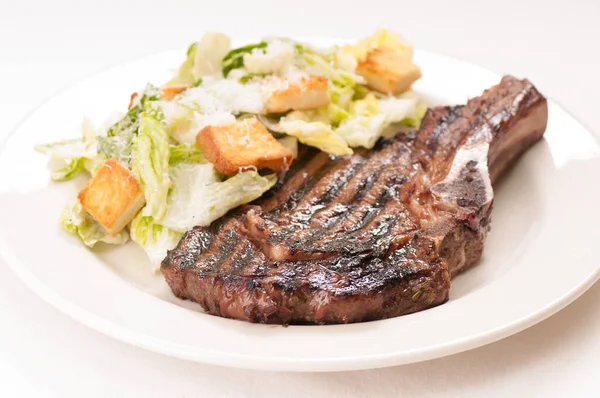 Pişmiş Biftek Sezar Salatalı Yüksek Açılı Biftek — Stok fotoğraf
