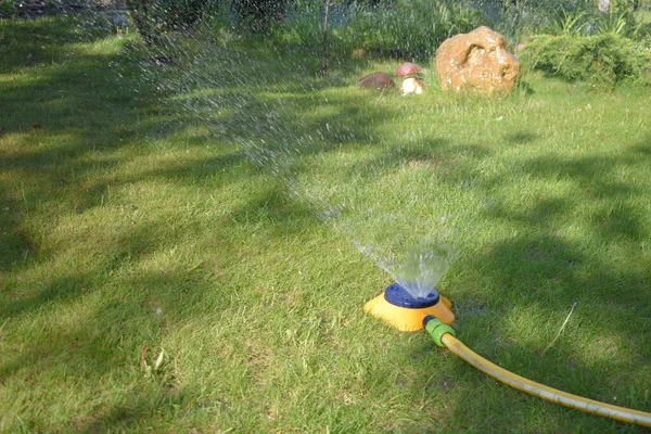 Uitrusting Die Het Gazon Van Tuin Besproeit — Stockfoto