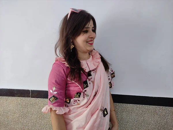 Красива Усміхнена Молода Індійська Жінка Рожевому Сарі Рожевими Сонцезахисними Окулярами — стокове фото