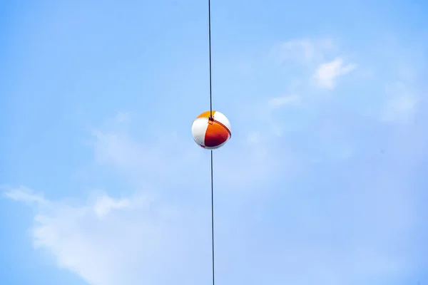 Een Lage Hoek Opname Van Een Rode Witte Bal Hangt — Stockfoto