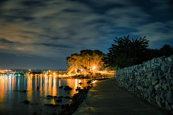 Kıyı Şehrinin Işıkları Denizi Yansıtıyor — Stok fotoğraf