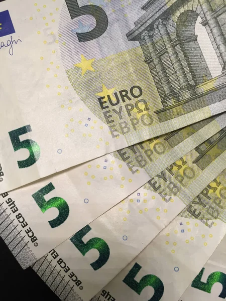 Eine Vertikale Aufnahme Von Fünf Euro Banknoten Halbkreis — Stockfoto