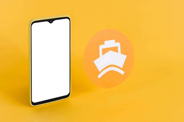 Een Smartphone Met Leeg Scherm Een Papieren Scheepspictogram Geïsoleerd Een — Stockfoto