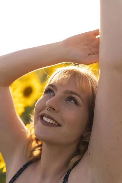 여름날 들판에서 자라는 해바라기 포즈를 취하는 소녀의 아름다운 — 스톡 사진