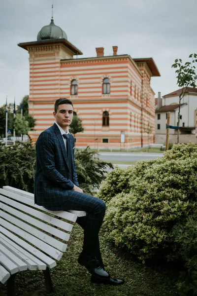 Kaukasisk Ung Affärsman Kostym Och Slips Sitter Utomhus — Stockfoto