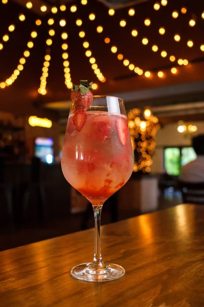 Eine Selektive Fokusaufnahme Eines Rosa Alkoholischen Cocktails Voller Eis Auf — Stockfoto