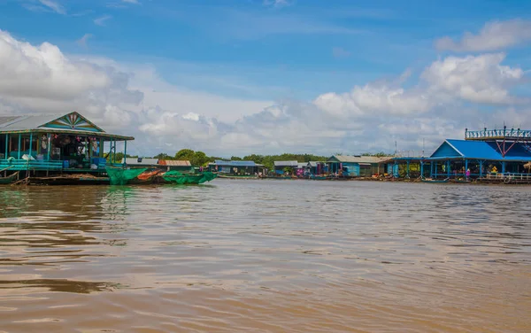東南アジアカンボジアシェムリアップ州トンレサップ湖の浮遊村 — ストック写真